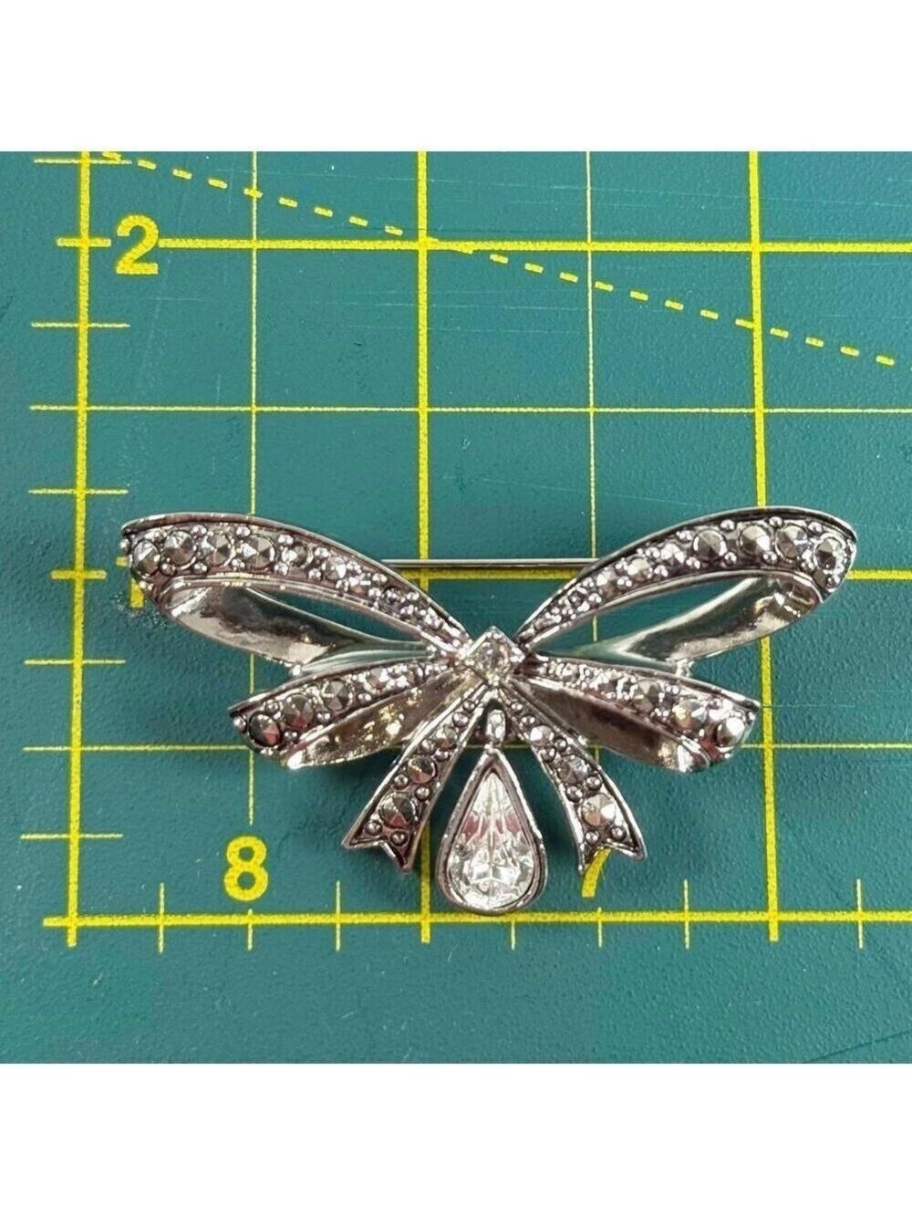 Vintage Avon Marcasite Bow Brooch Silver Tone Rhinestone Drop Pin - Picture 3 of 3